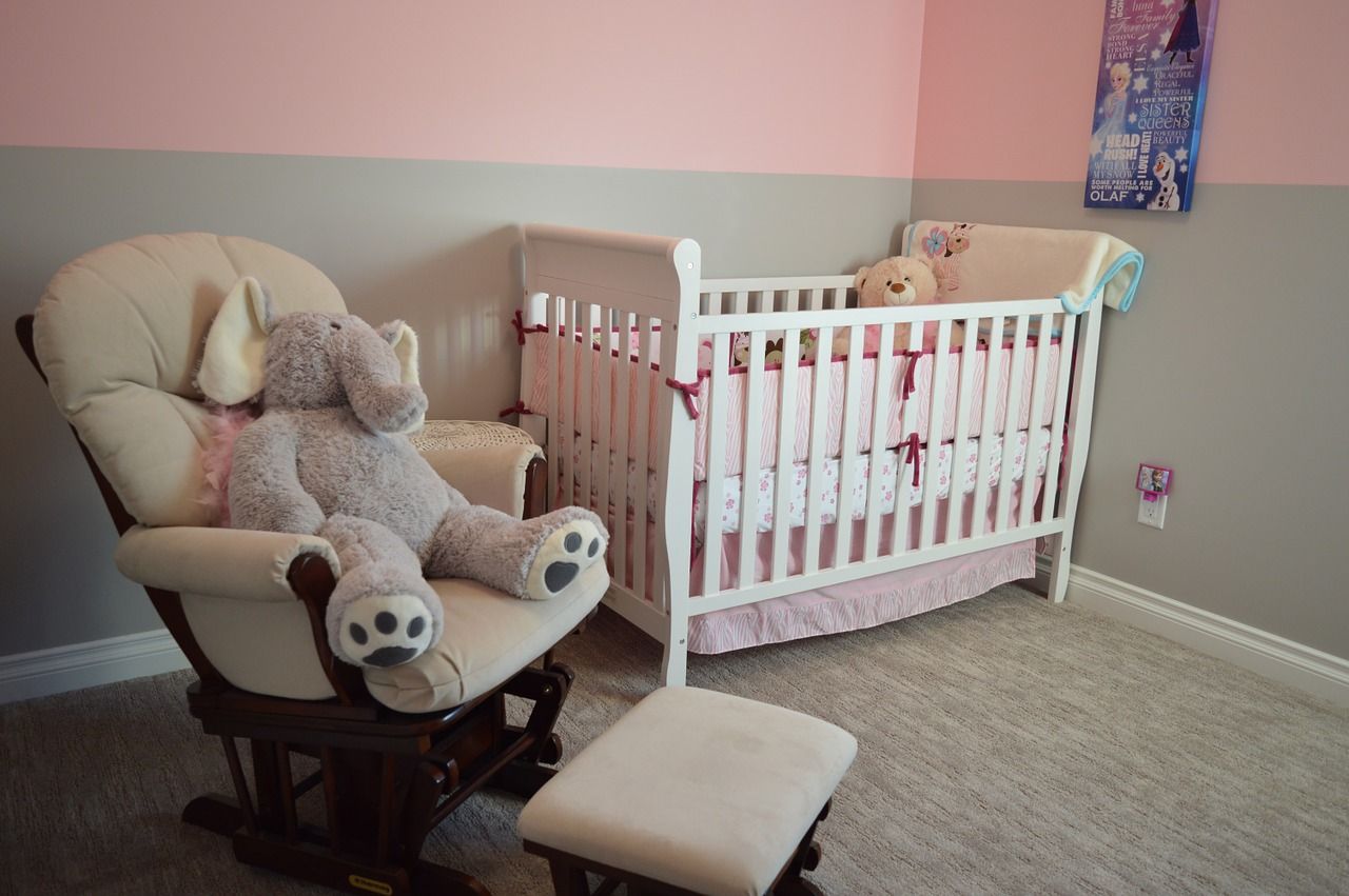 Sypialnia niemowlaka – co jest w niej niezbędne?