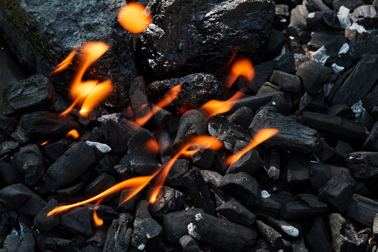 Węgiel na opał – dlaczego warto go stosować i jakie istnieją alternatywy?