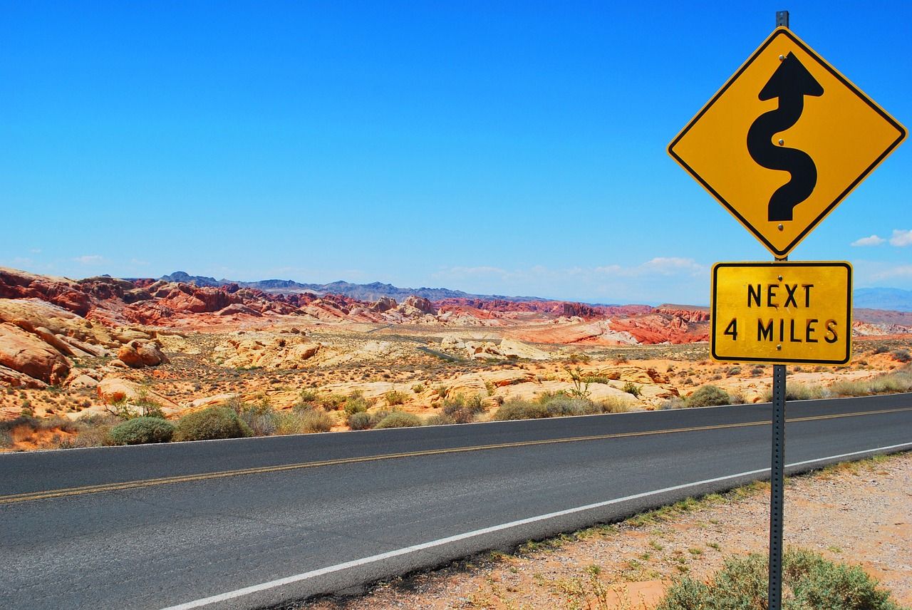 Sygnały ostrzegawcze w trakcie podróży, które ostrzegą nas przed możliwym niebezpieczeństwem na drodze