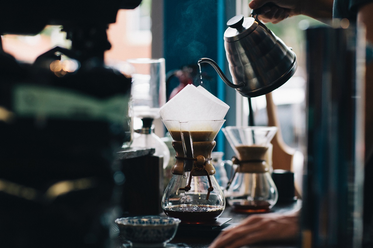 Jakie akcesoria są potrzebne do codziennego parzenia kawy?