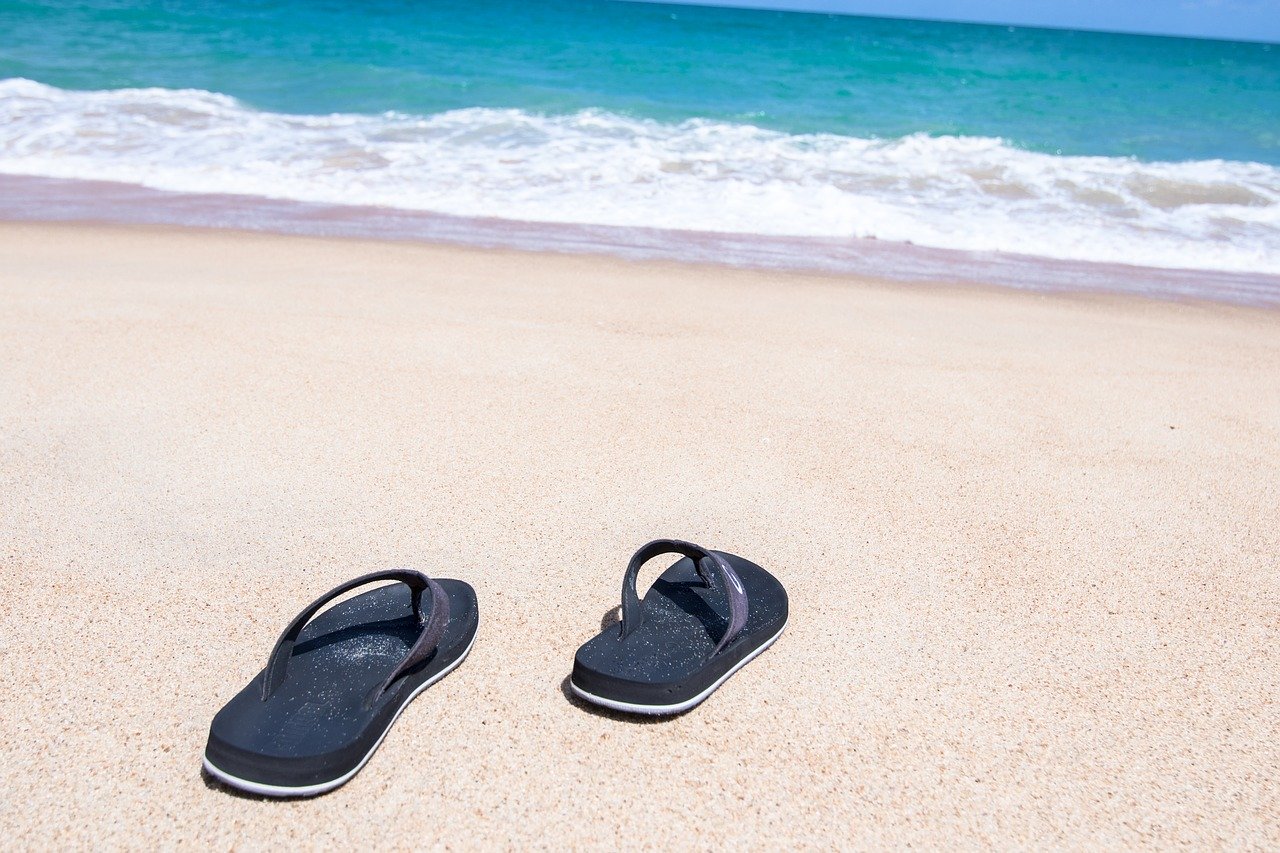 Chodzenie po plaży – jakie obuwie ubrać?