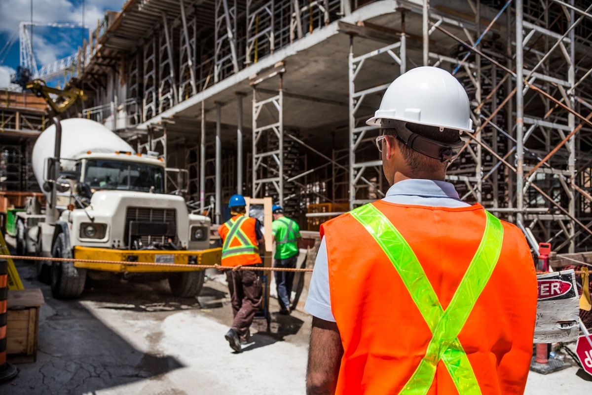 Odzież BHP dla pracowników budowlanych: jakie rozwiązania warto wybrać
